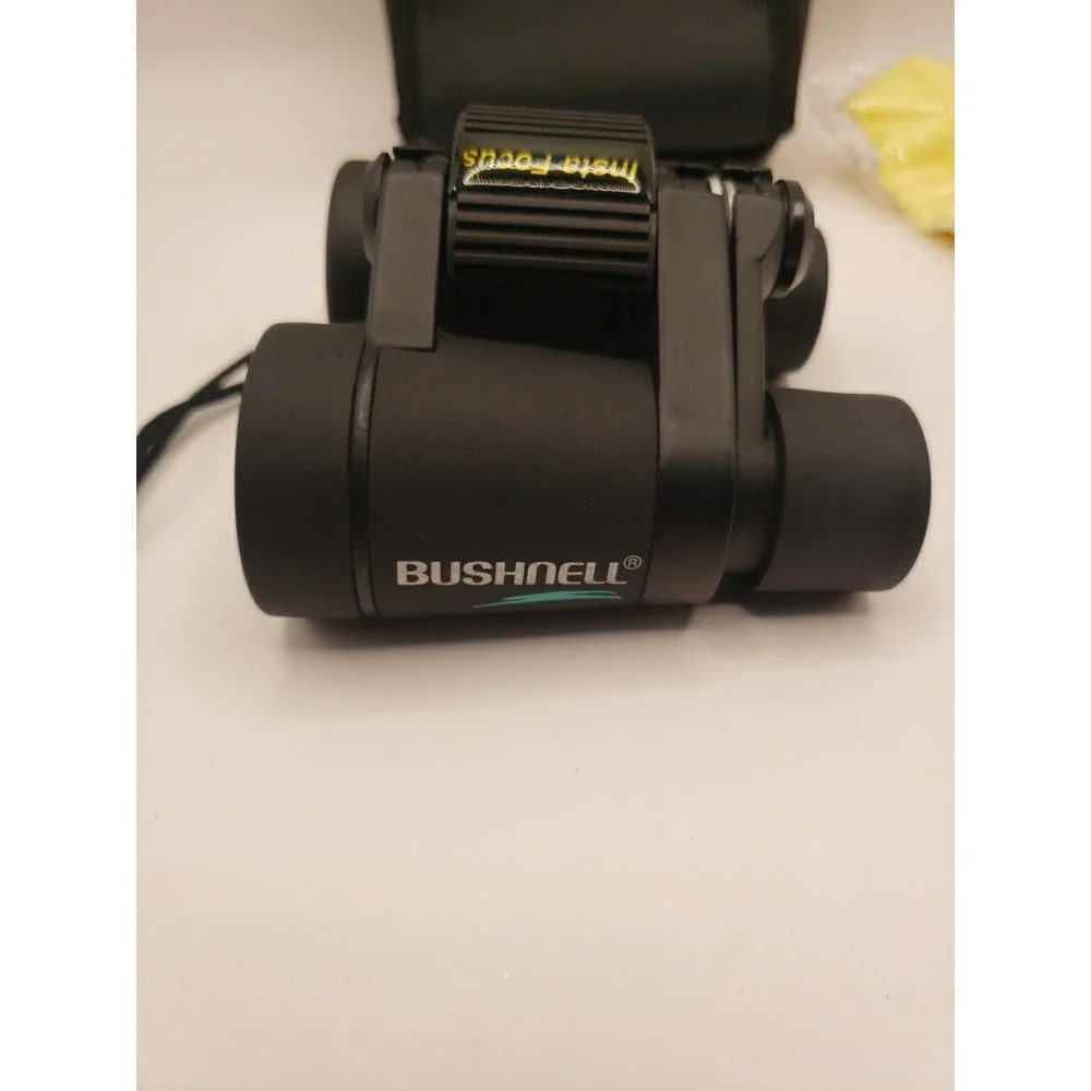 Bushnell 4x30 Insta Focus 288ft at 1000yds Field 5.5 Binoculars W/ Strap & Case